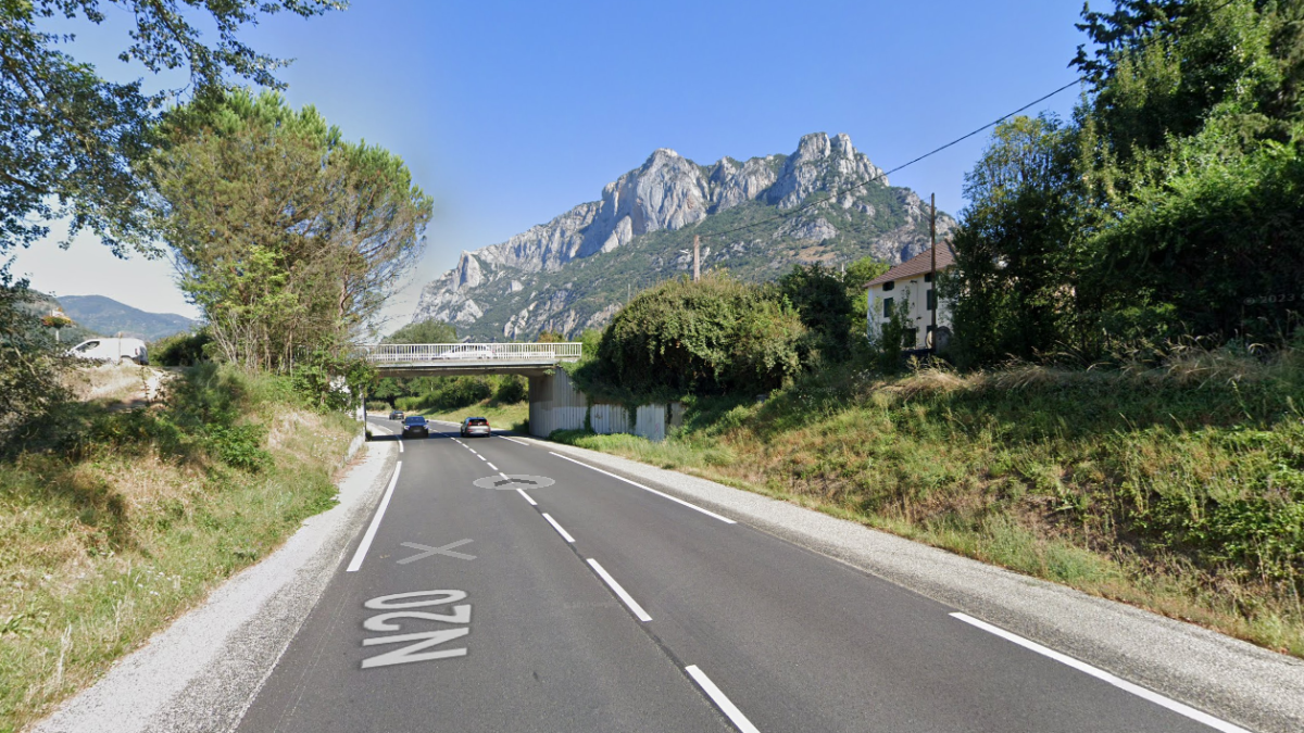 L'RN-20 al pas per Les Cabannes.