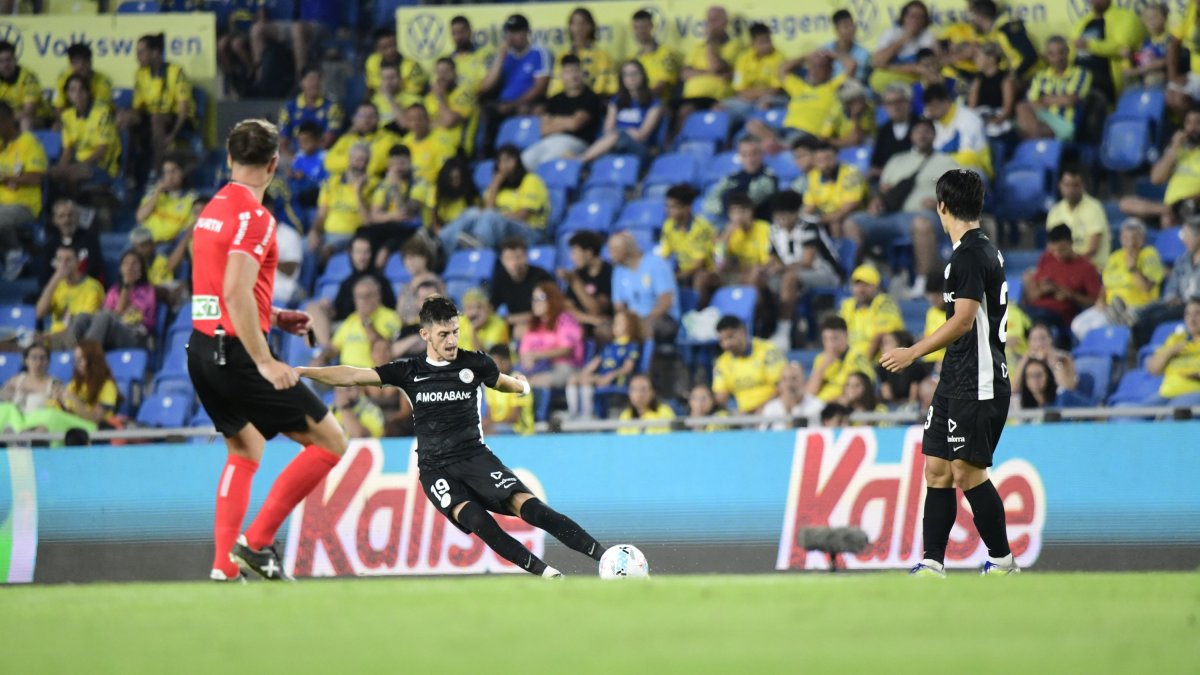 Imanol intenta un canvi de joc, en un moment del partit contra Las Palmas.