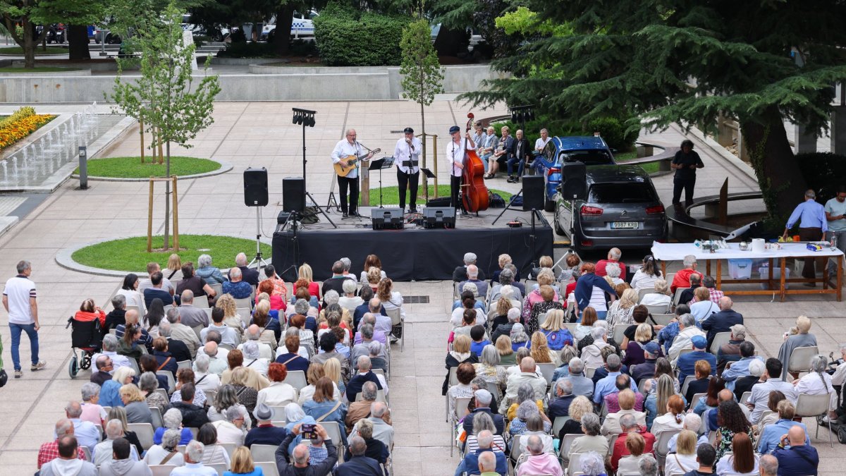 Públic gaudint de les havaneres a Escaldes.