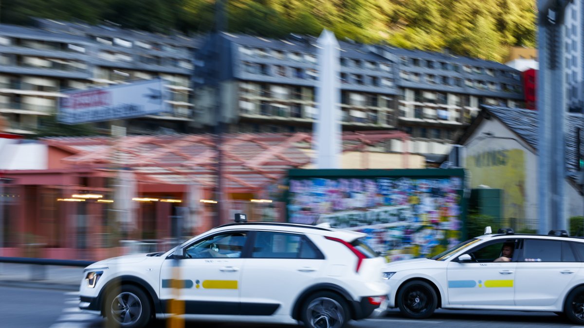 Dos taxis circulant a Andorra la Vella.