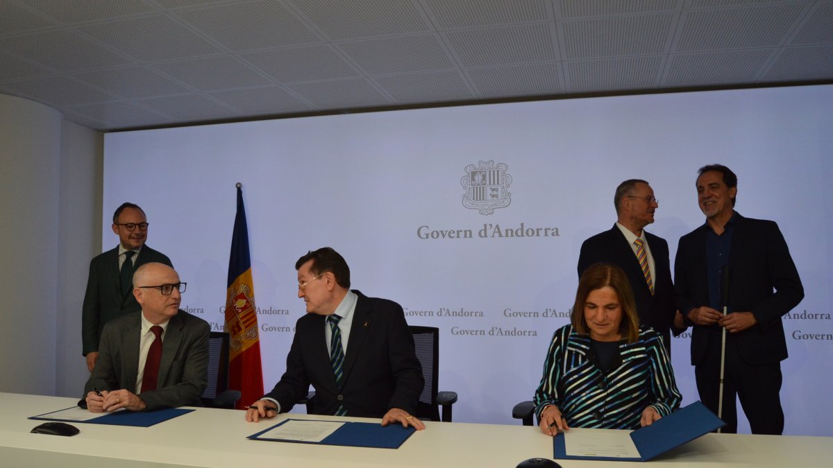 La signatura dels convenis.