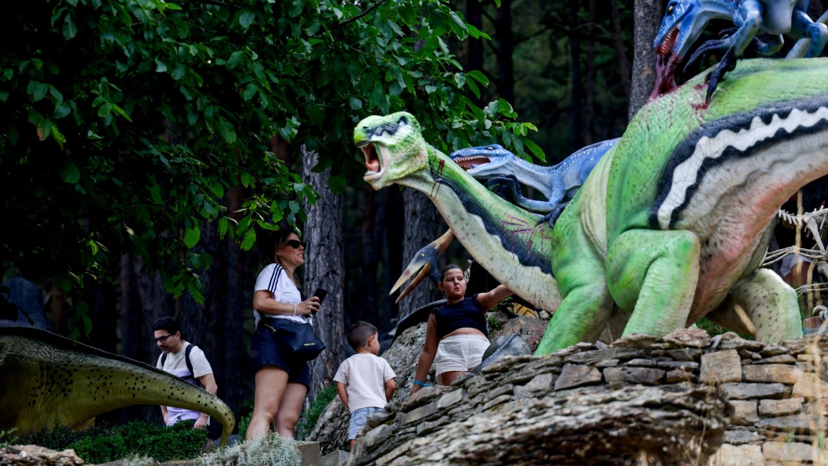 Uns turistes als jardins de Juberri, ahir al migdia.