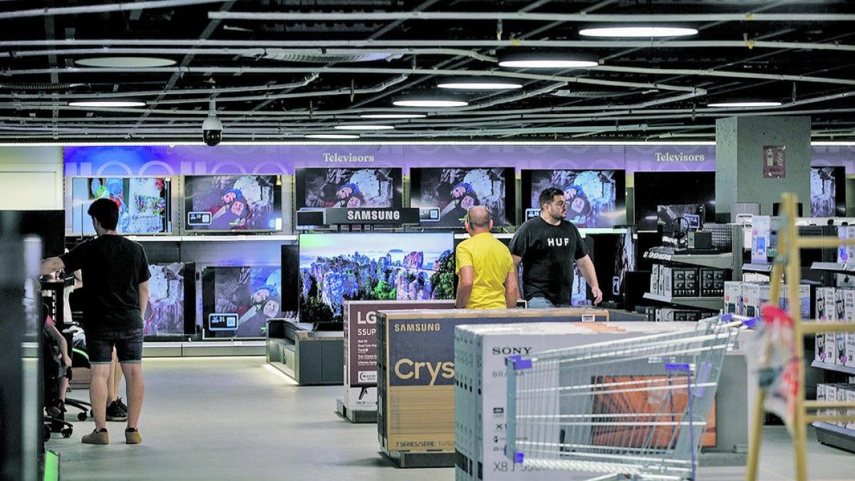 Compradors en una gran superfície.