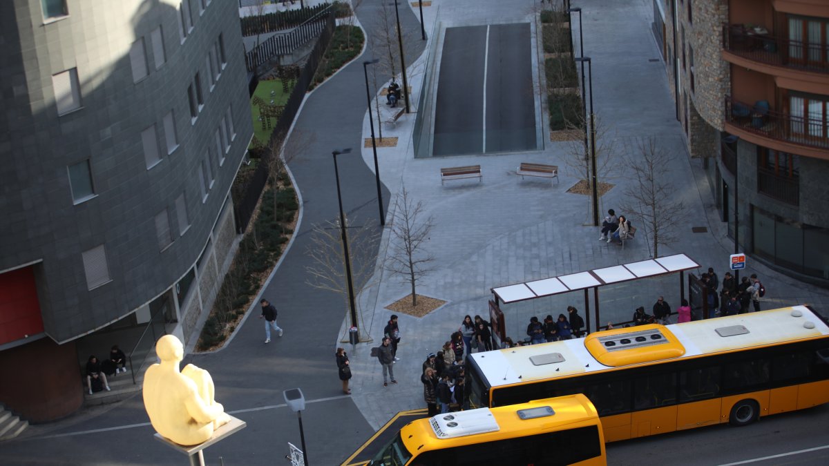 Autobusos al carrer Prat de la Creu d’Andorra la Vella.