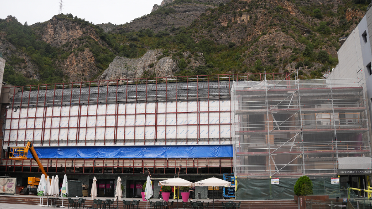 Les obres d'instal·lació de la nova façana al Centre Cultural Lauredià.
