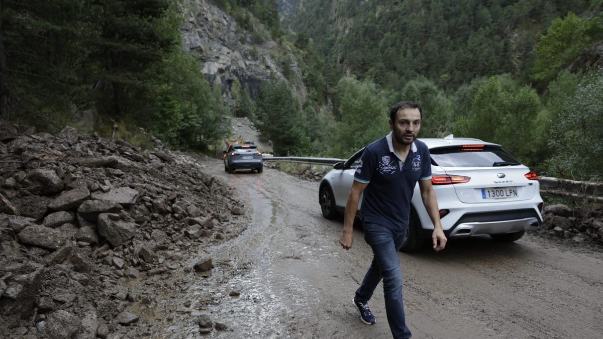 Un home travessant pel lloc de l'esllavissada.