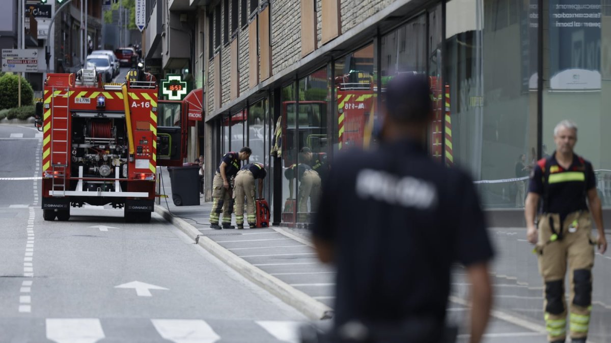 Els bombers treballant en l'incendi a l'avinguda del Pessebre