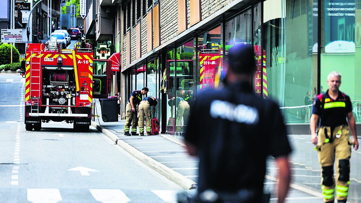 Els bombers a l’edifici on es va produir l’incendi.