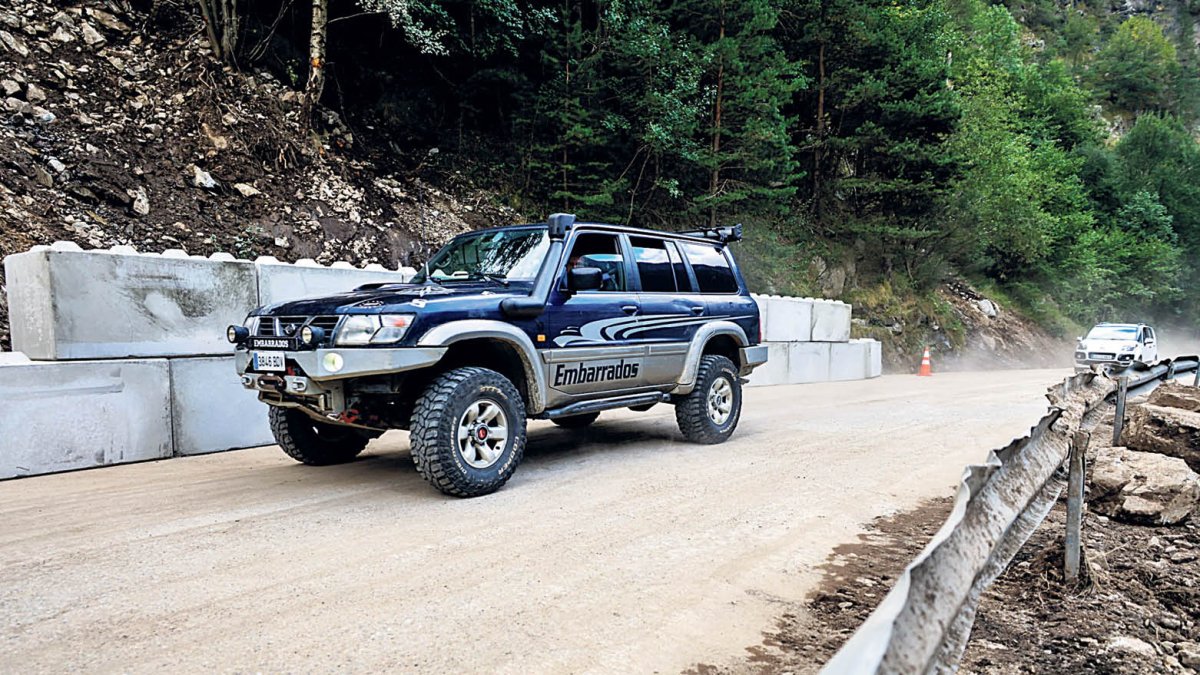 Un vehicle circula després de la reobertura de la carretera.