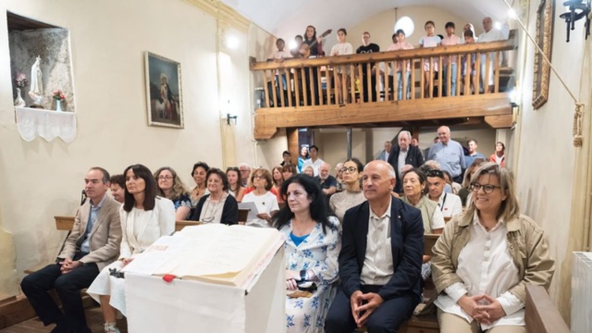 Els assistents a la missa de l'església de Sant Bartomeu