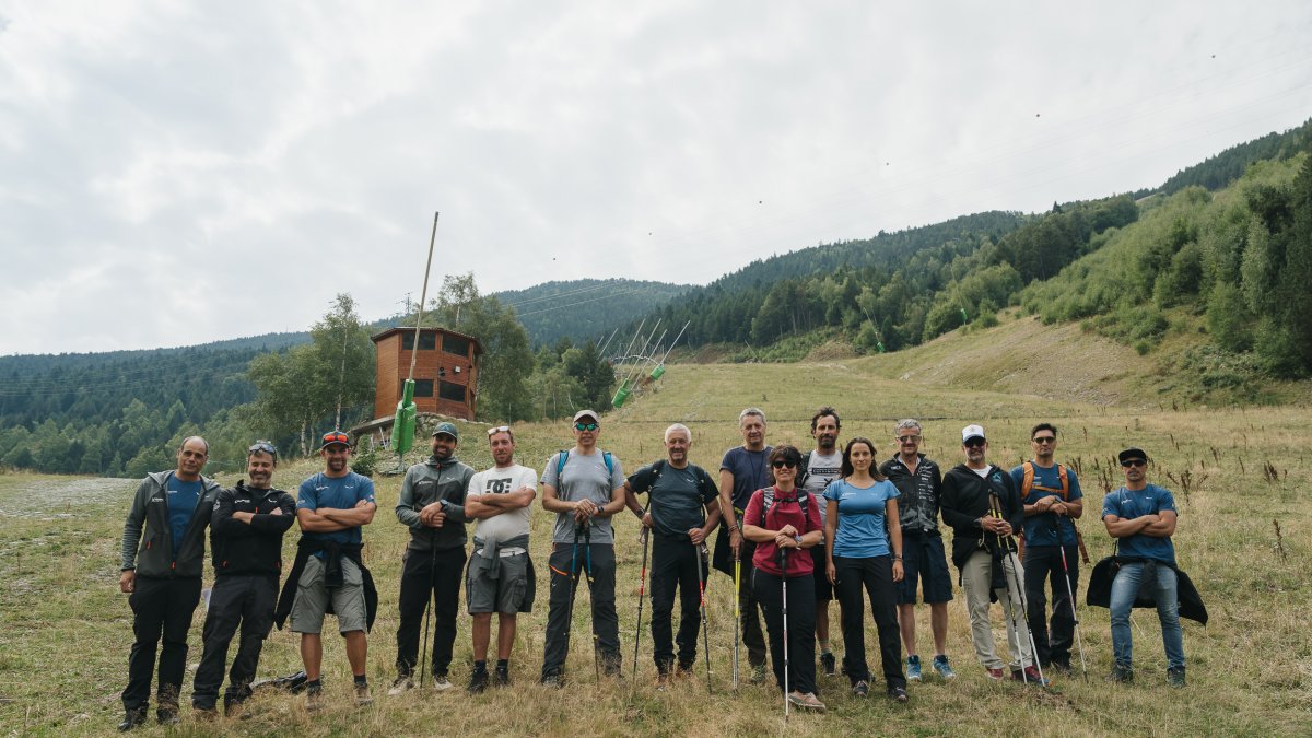 La delegació FIS i l'equip del comitè organitzador visitant la pista.