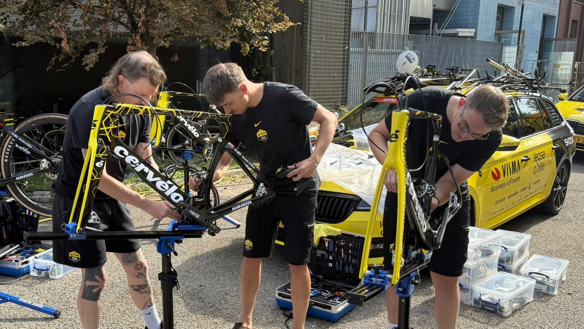 Els mecànics del Visma amb les bicis de reserva.