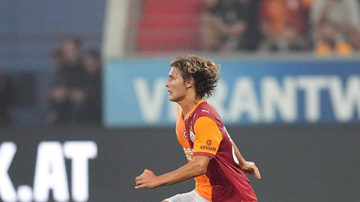 Efe Akman en un duel amb el Galatasaray.
