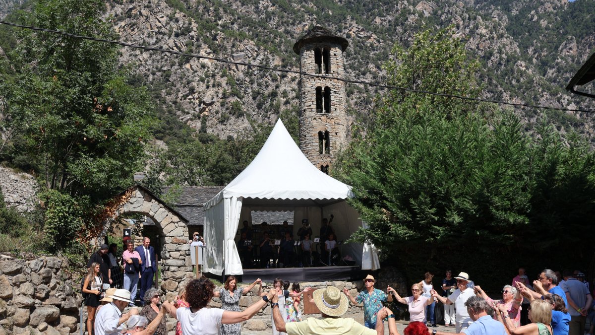 Ballada de sardanes a la plaça Major de Santa Coloma.
