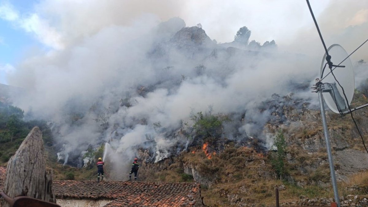 Els bombers extingint un foc a Somiedo.