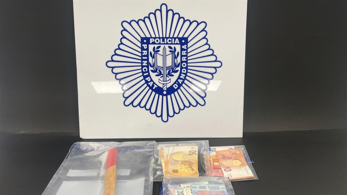 Els diners i el martell comissats.