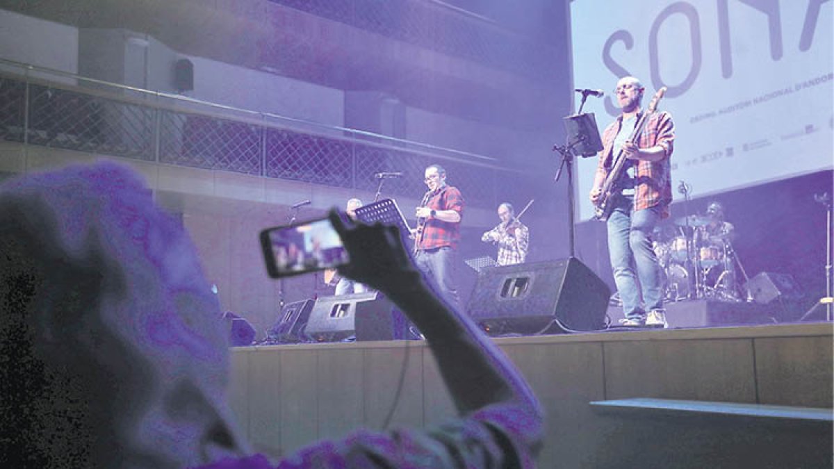 Un grup de música tocant al festival Sona9.