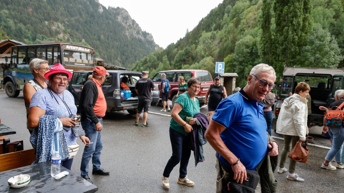 Un grup de turistes al poble d’Os de Civís ahir a la tarda.