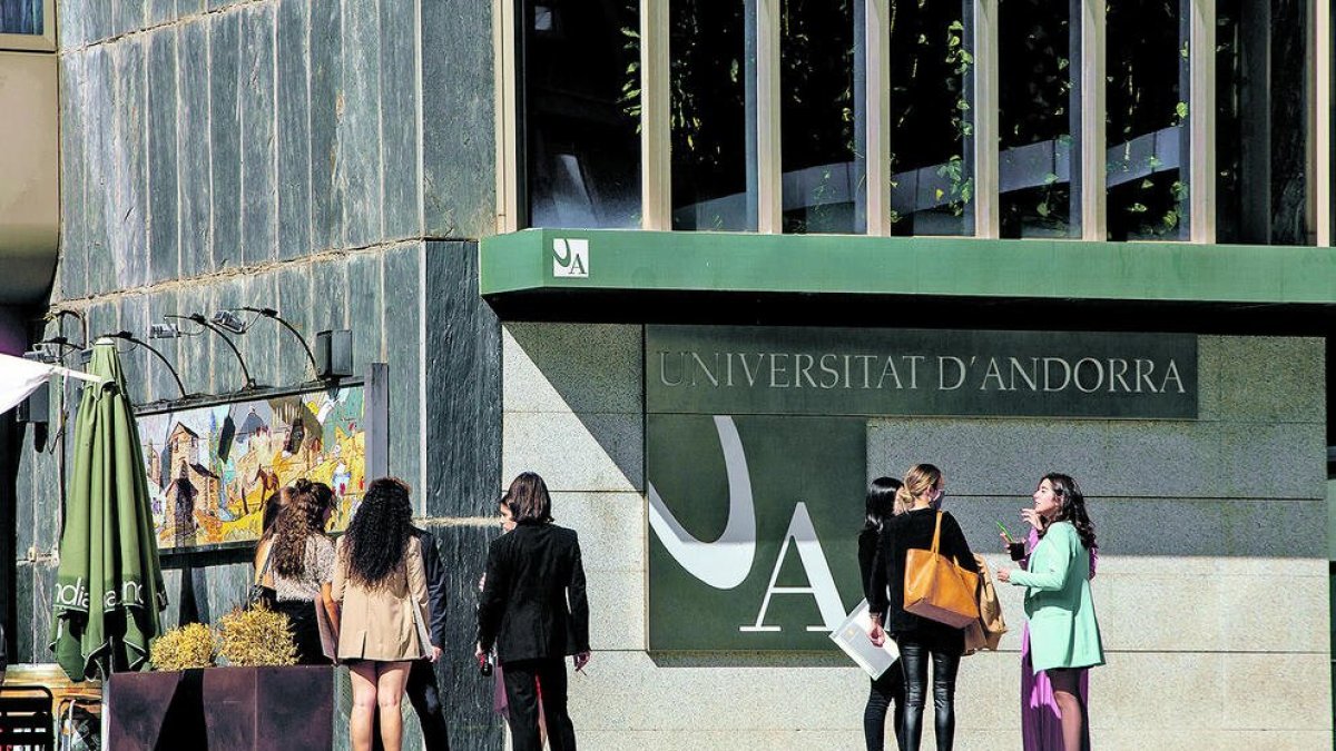 Estudiants universitaris a les portes de l'Universitat d'Andorra.