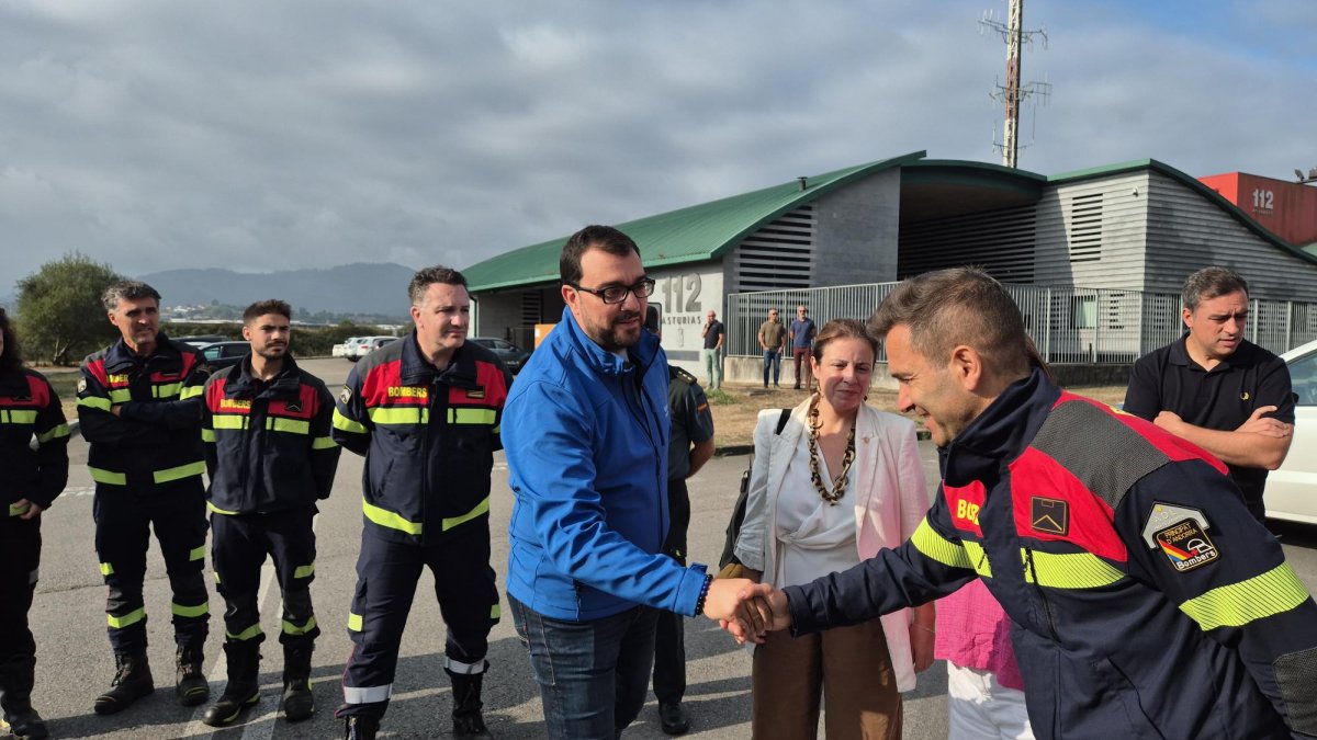 El president d'Astúries, Adrián Barbón, agraint als bombers andorrans la tasca