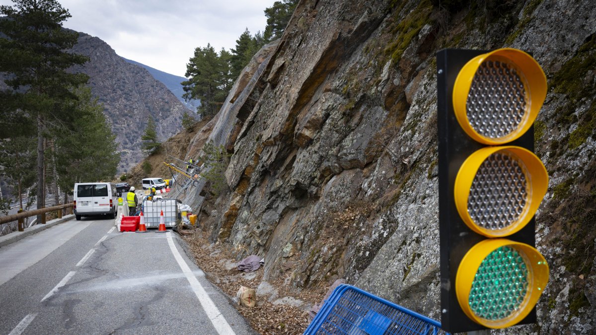 El tram afectat per les obres d'estabilització del talús de la carretera de la Comella.