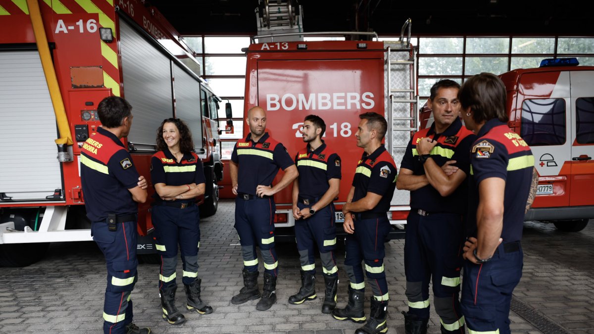 Els set bombers voluntaris que van estar a Astúries ajudant a extingir els incendis forestals.