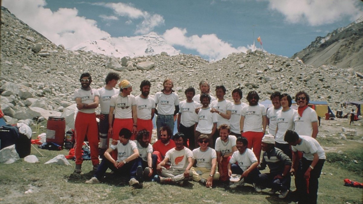 Conrad Blanch, el cinquè de la fila de dalt començant per l'esquerre, amb l'expedició que va fer el cim a l'Everest.