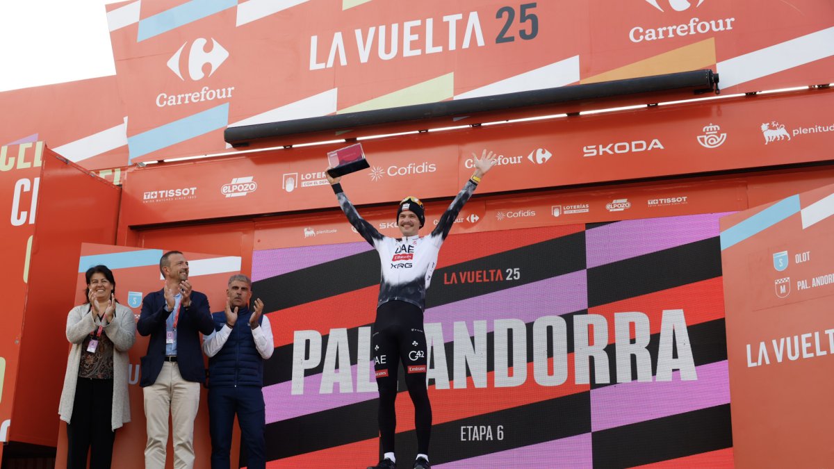 Jay Vine celebrant la victòria al podi de Pal.