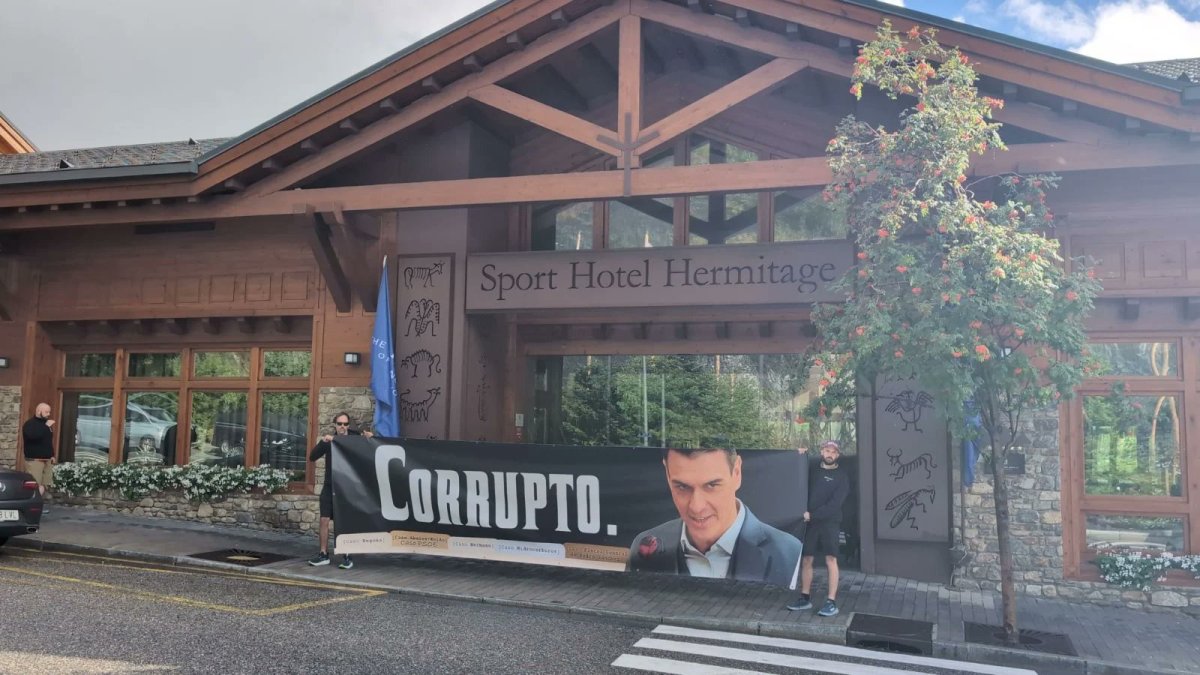 Pancarta contra Pedro Sánchez a Soldeu.