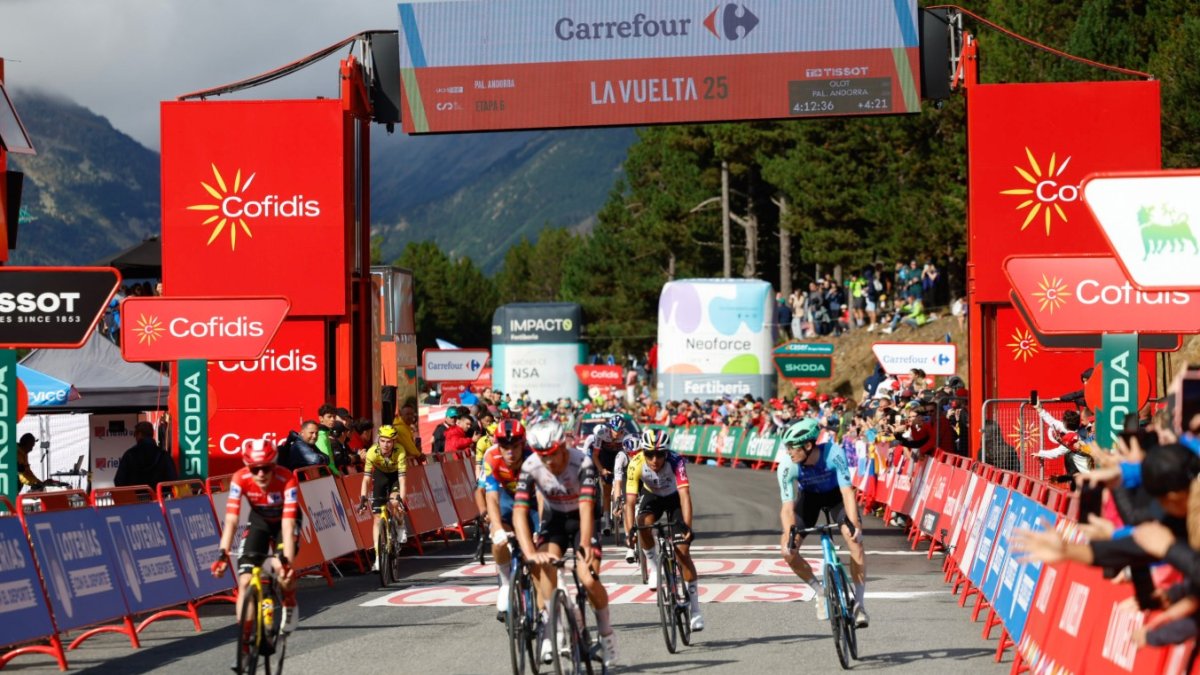 Ciclistes a l'arribada a Pal.