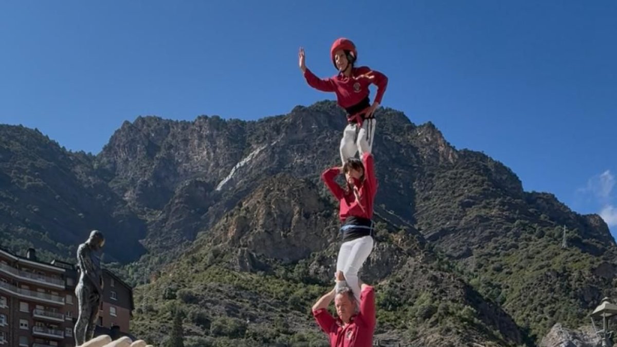 Els Castellers, davant ‘Procés’, de Calvente.