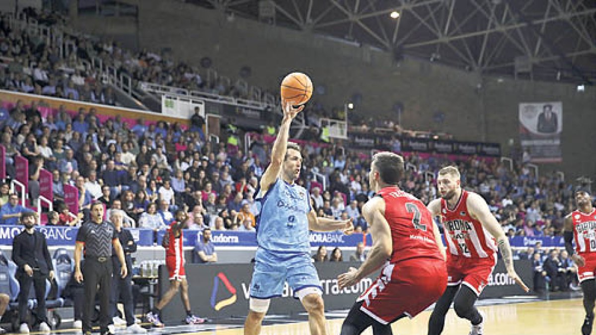 Llovet, en un duel al Pavelló Toni Martí.