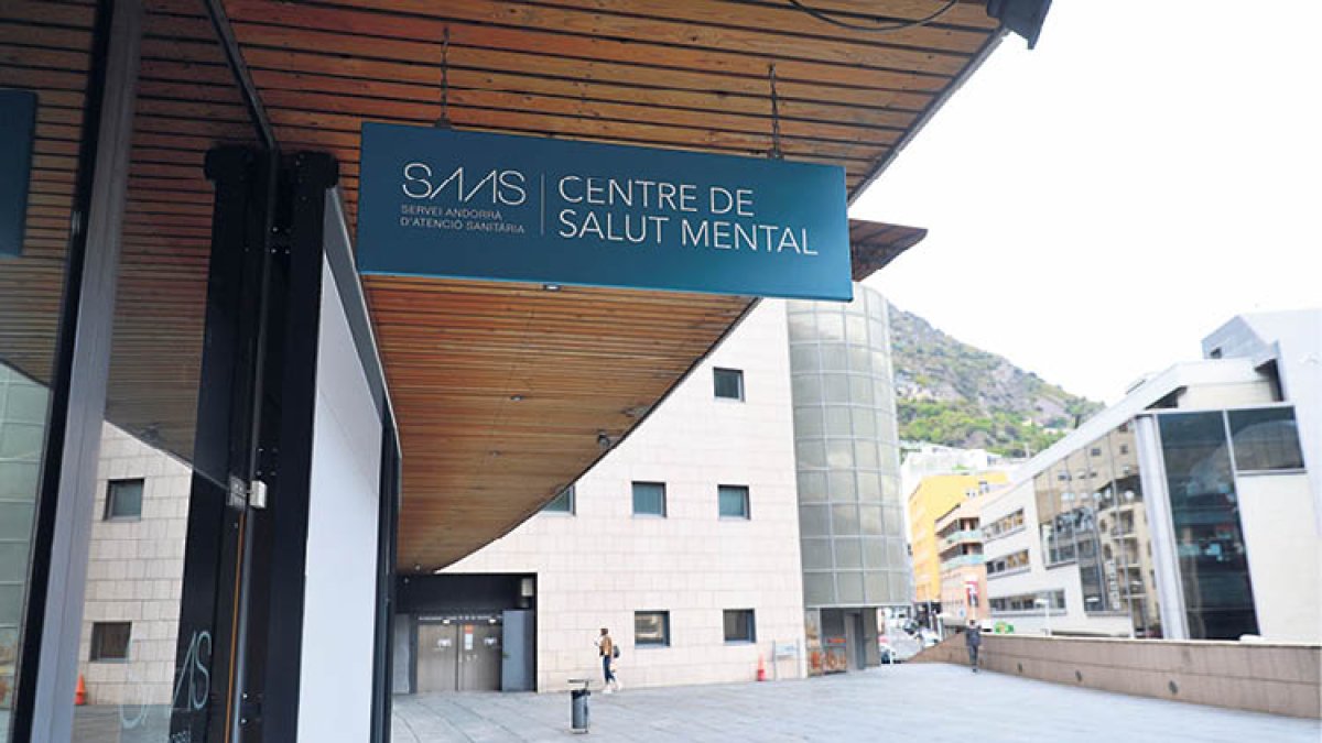 La plaça exterior del centre de salut mental.