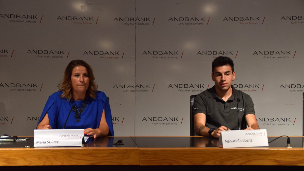 La directora de Banca País d'AndBank, Maria Suárez, i l'atleta, Nahuel Carabaña, en roda de premsa abans de disputar els mundials d'atletisme.