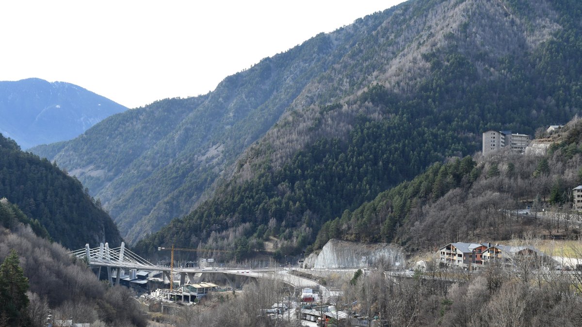 Vista del túnel dels Dos Valires des de la carretera d'Anyós