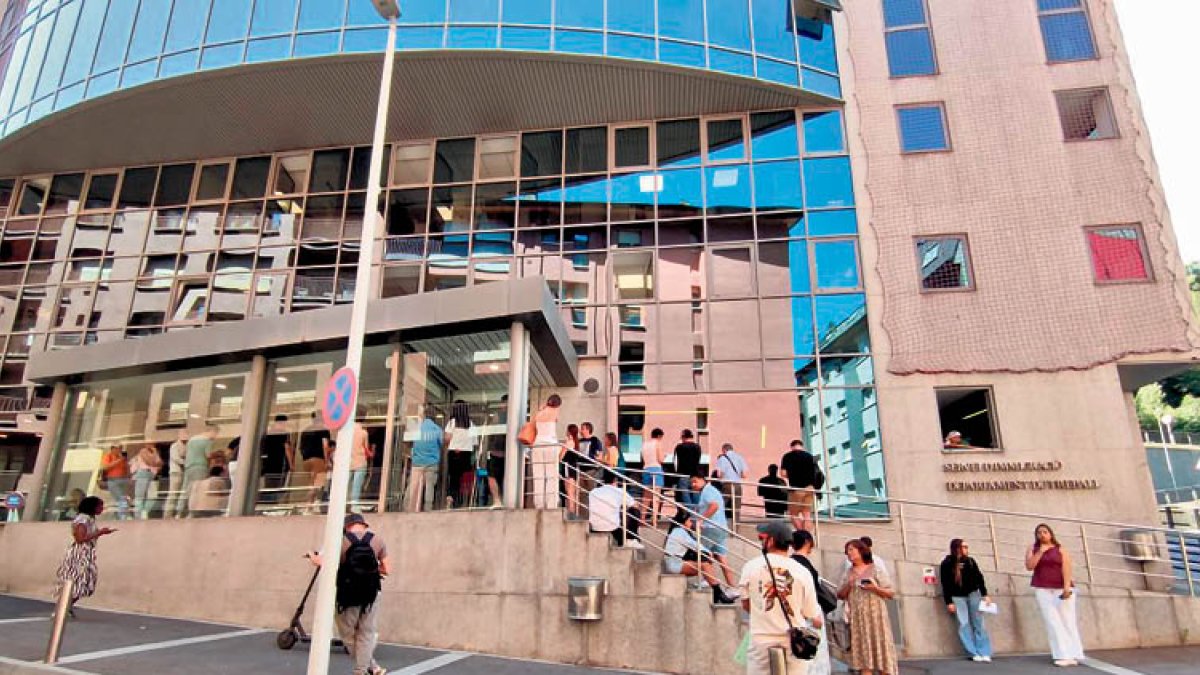 Persones esperant per fer tràmits al servei d’Immigració.