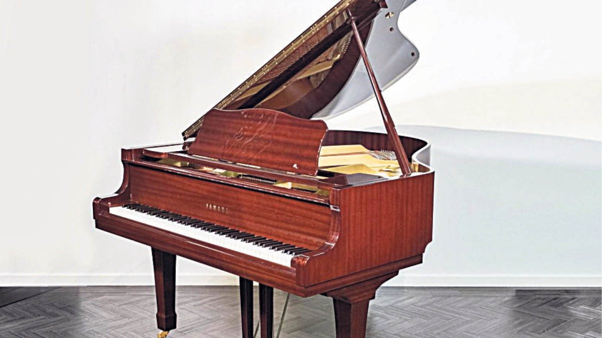 Un piano Yamaha G1.