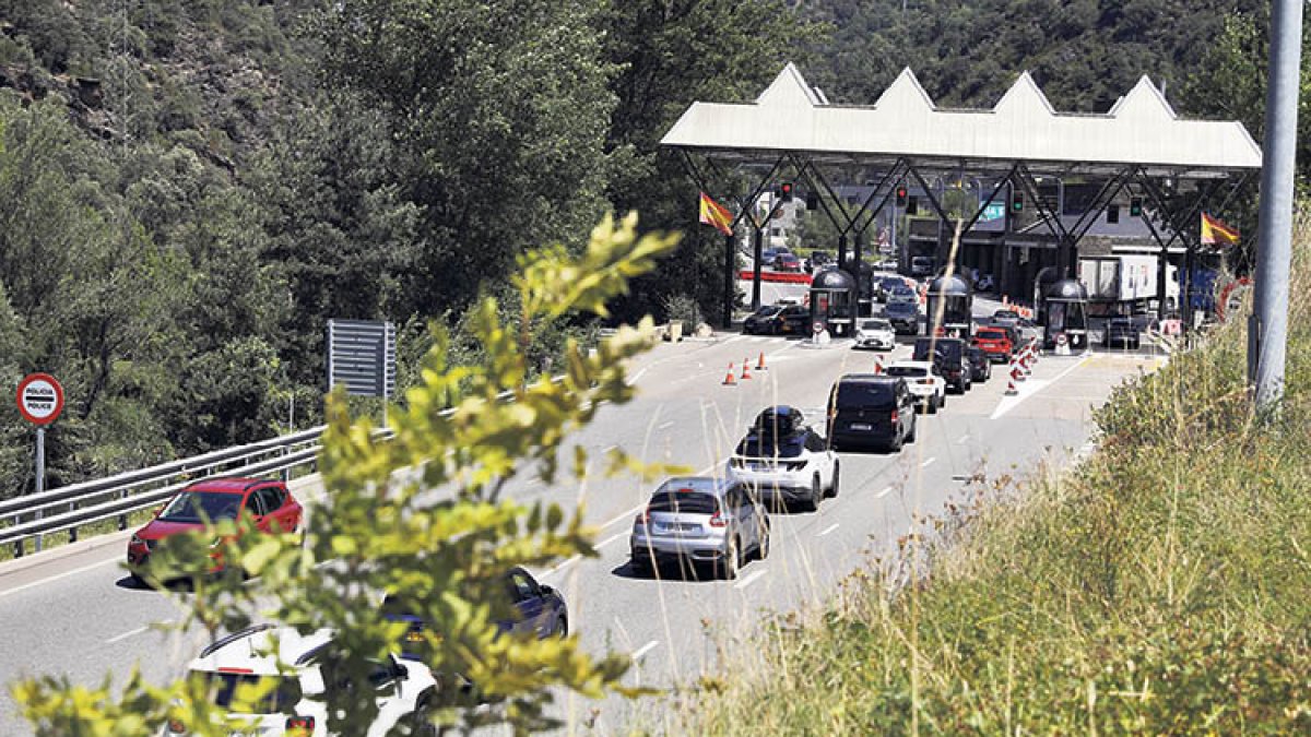 Vehicles fan cua al control fronterer hispano-andorrà.