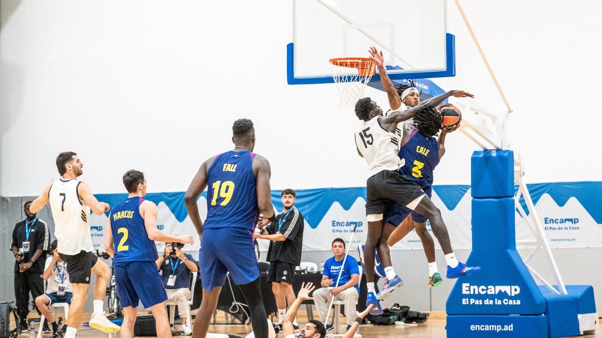 Una acció del partit amistós entre el Barça i el Paris Basketball