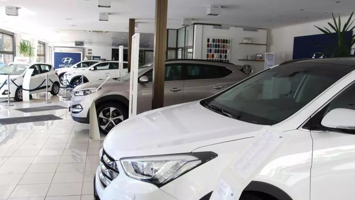 Uns vehicles en un concessionari