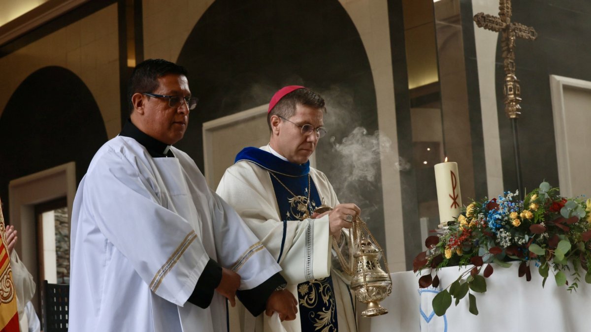 El copríncep episcopal durant la litúrgia