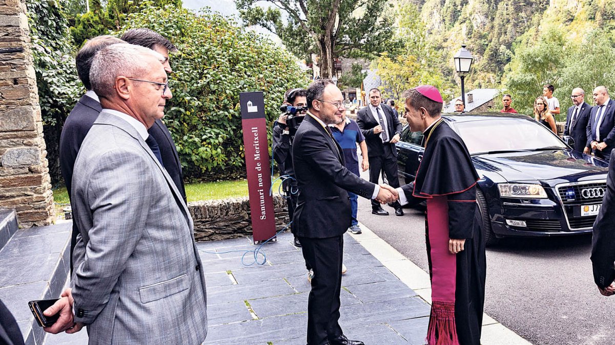 El Copríncep episcopal saludant el cap de Govern, ahir.