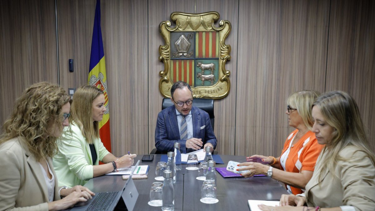 Un moment de la reunió entre Xavier Espot i Mariona Cadena amb les representants de l'ADA