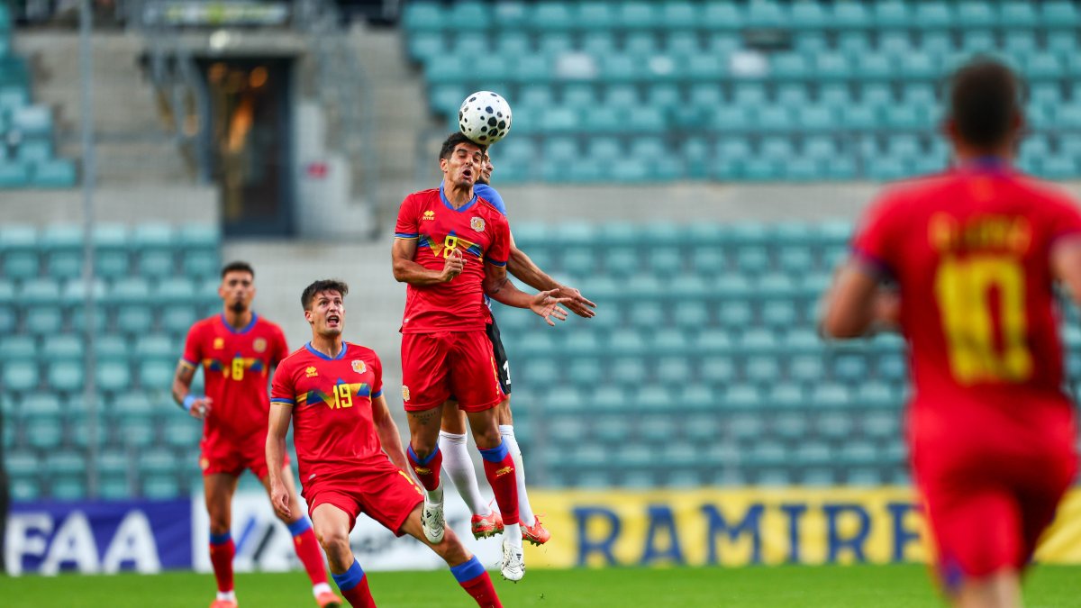 Eric Vales lluitant per una pilota aèria amb un futbolista estonià, ahir.