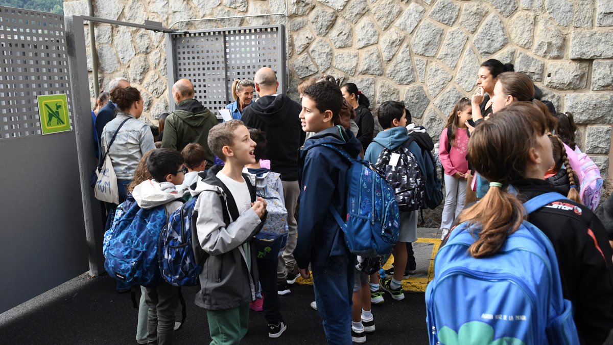 Escolars ahir al matí, a la porta de l’escola francesa de Ciutat de Valls.