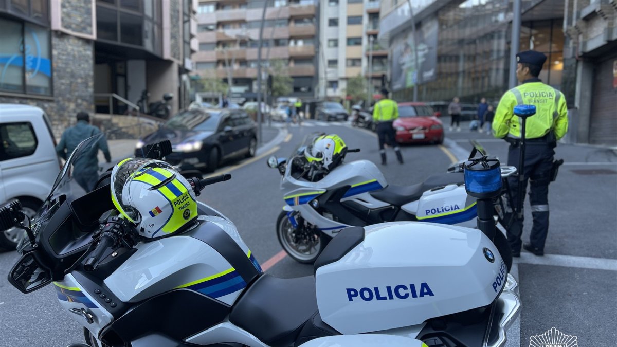 Agents de la policia realitzant controls