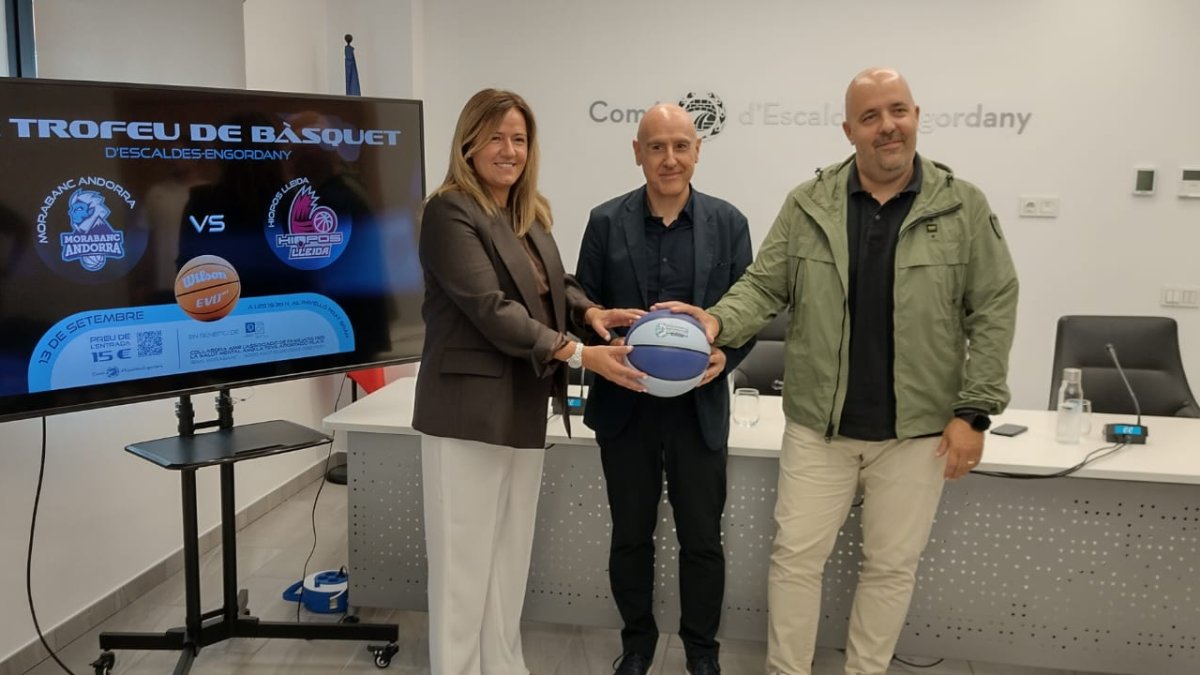 La consellera d’Esports escaldenca, Laura Lòpez, el cònsol menor, Quim Dolsa i el president del MoraBanc Andorra, Gorka Aixàs