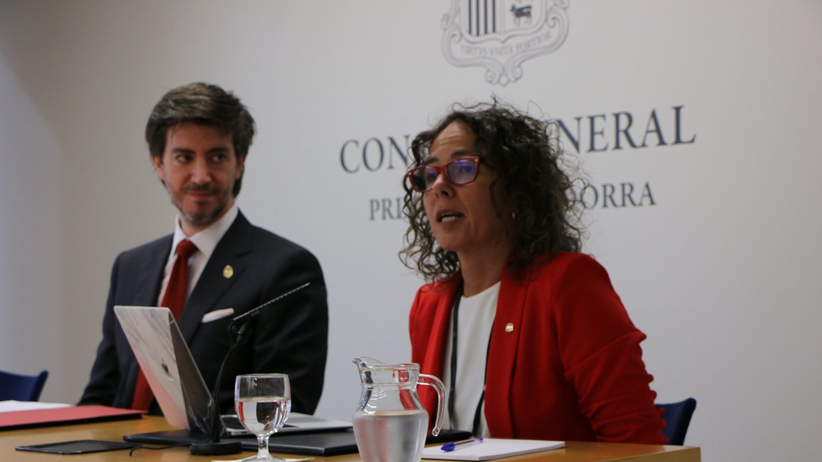 Judith Casal amb el síndic general, Carles Ensenyat, en la compareixença al Consell General