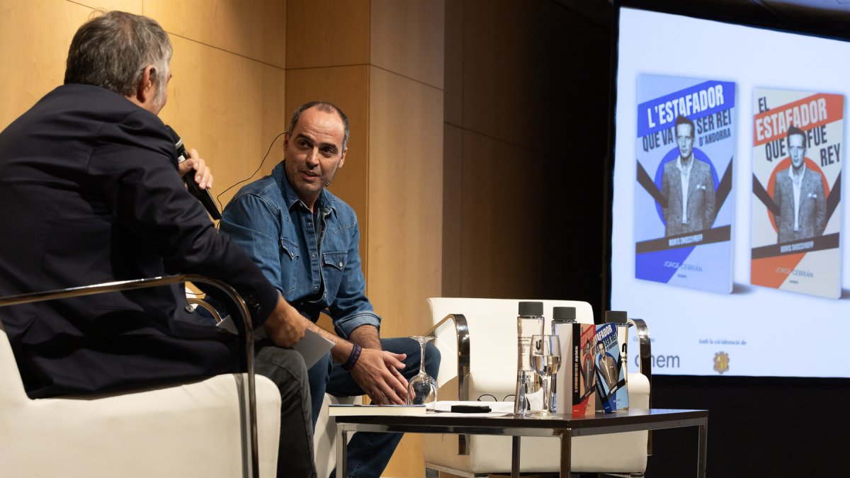 Jorge Cebrián durant la presentació de la novel·la