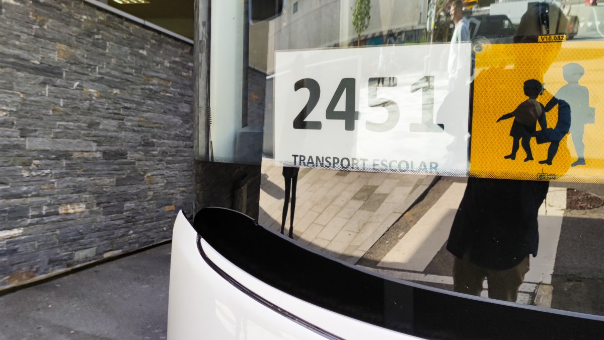 Un autobús amb passatgers escolars.